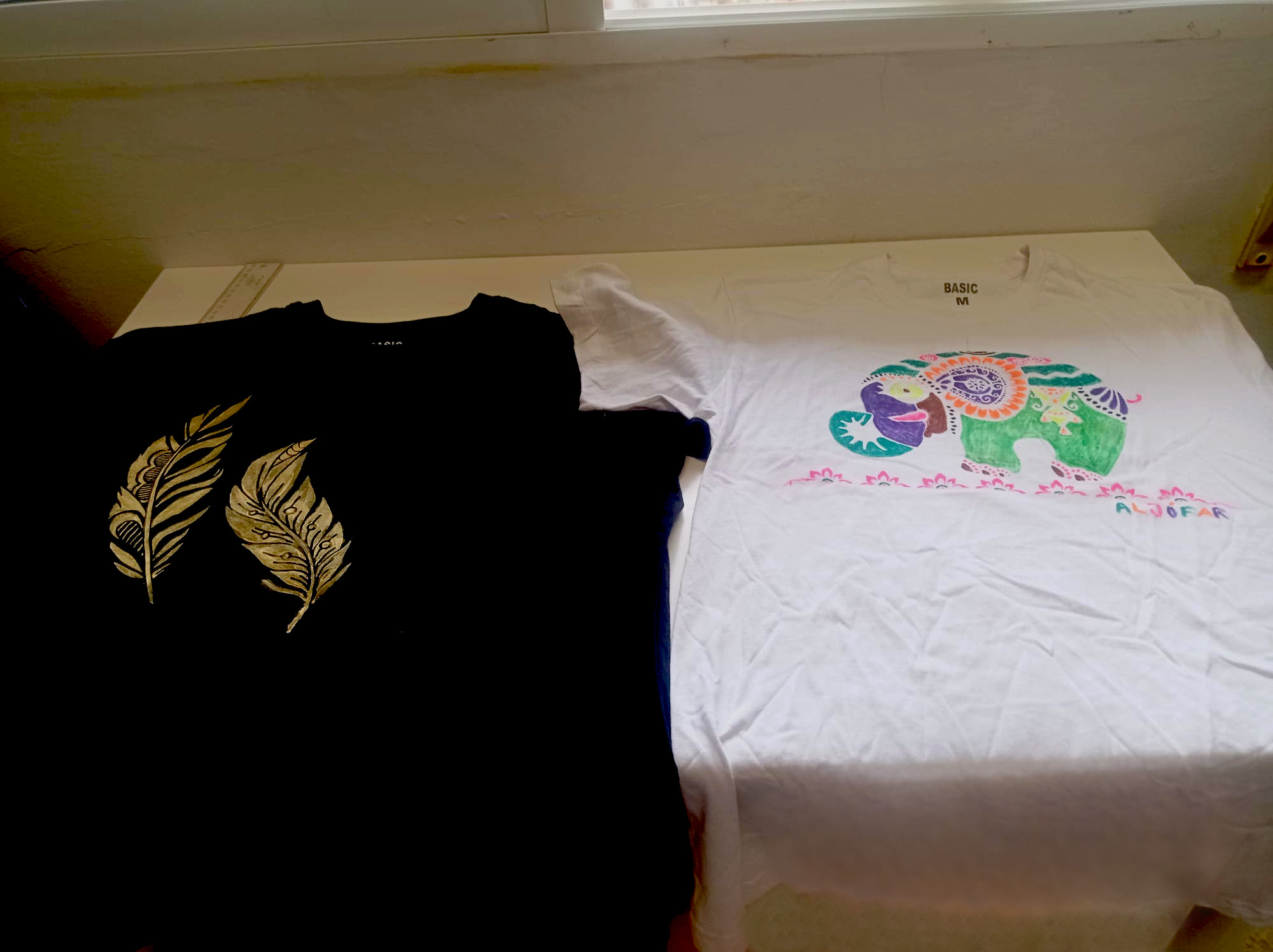 Socios pintando camisetas