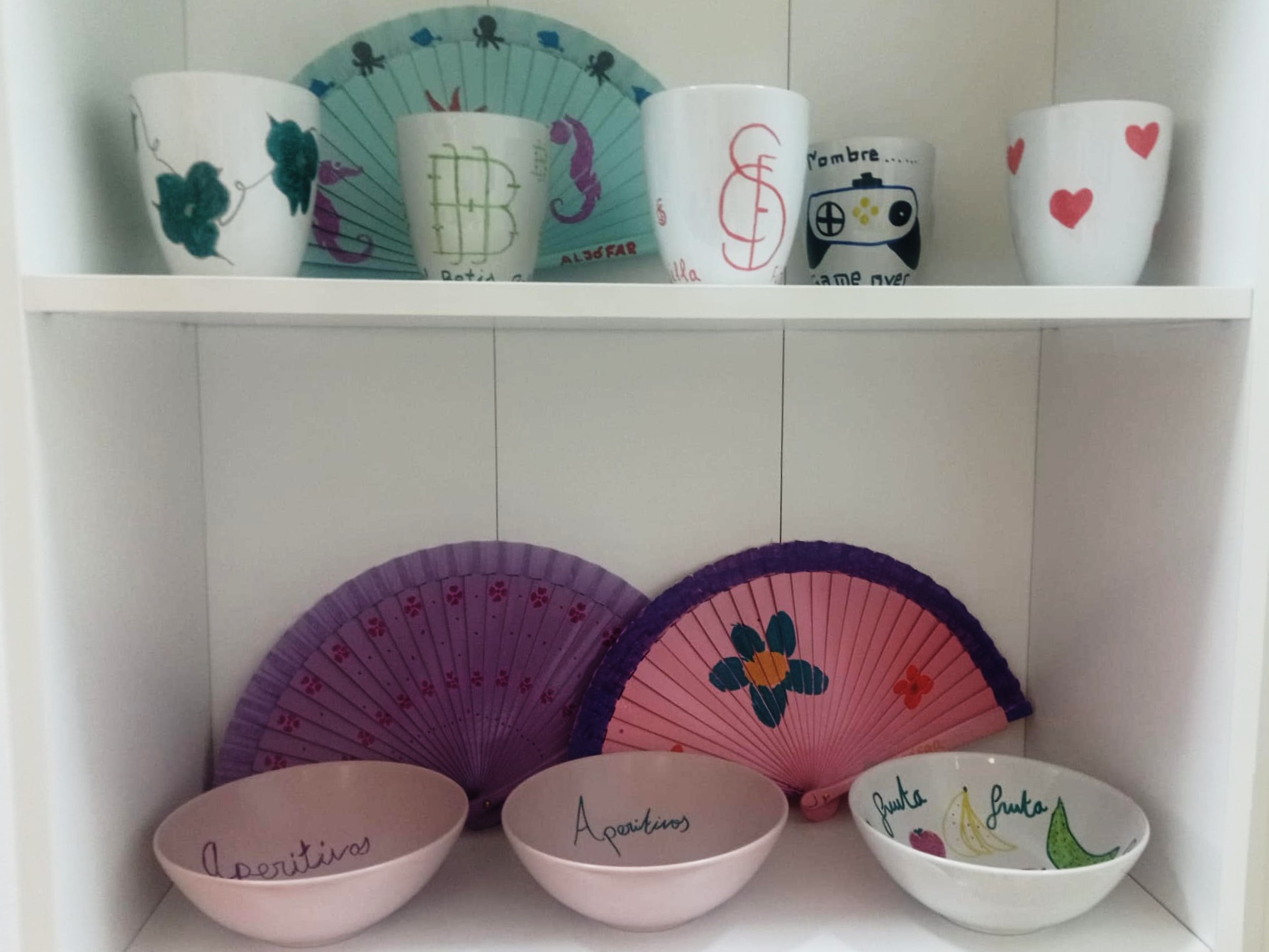 Socios decorando tazas